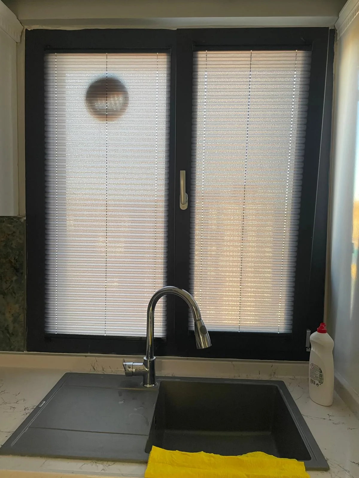 YAPIŞKANLI KAHVE Isıcam Plise Perde – Delmeden Montaj – Güneş Kırıcı – Ölçüye Özel Üretim – Cam Balkon, Mutfak, görsel 6